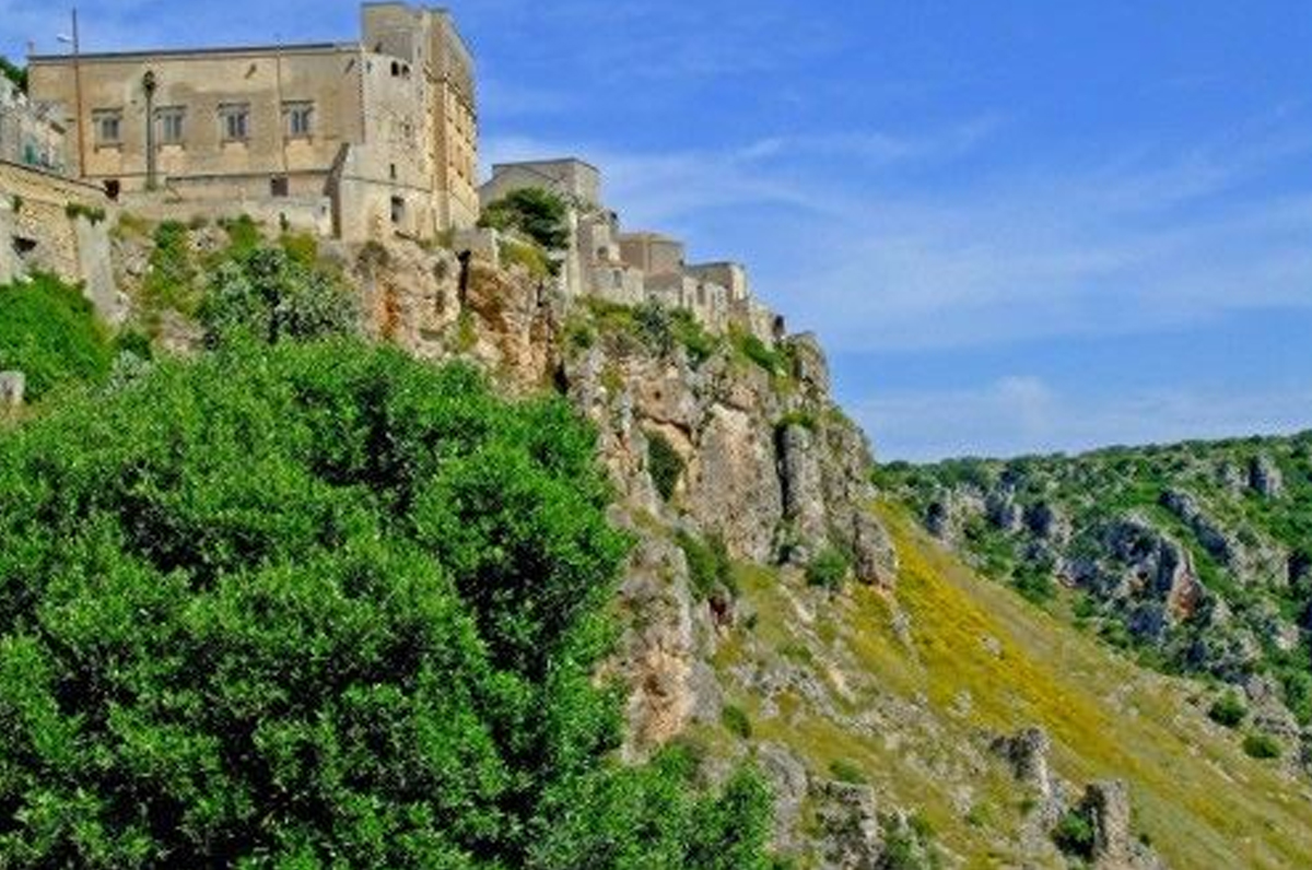 Castellaneta Gravina Dalle Pareti Rossastre Solcata Da Caverne