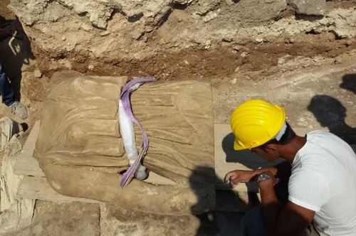 Statua della Dea Minerva in pietra leccese. Nuovi ritrovamenti a Castro
