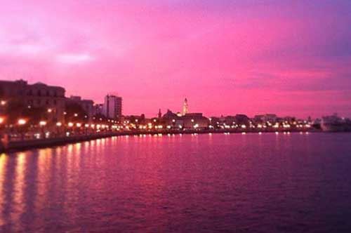 Bari, tramonto rosa: e scatta il click sui social