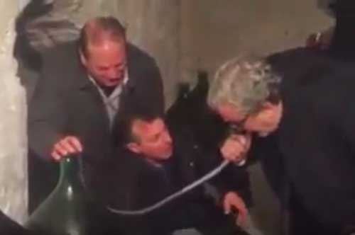 Laterza, Emiliano travasa il vino di Pepen [video]