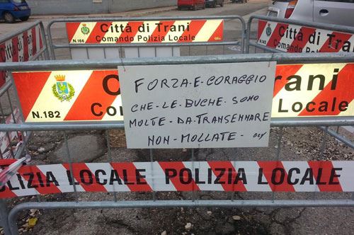 Trani, c’è chi dice no…alle buche: ironia in via Romania