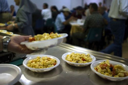 Lecce, il pasto della solidarietà porta a tavola 70 senza fissa dimora