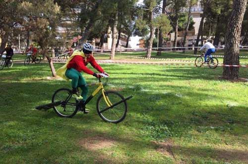 San Valentino Cross X-Race, festa degli innamorati del ciclismo in maschera ad Andria
