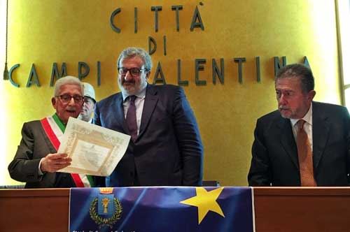 Campi Salentina, fascia di sindaco onorario a Michele Emiliano
