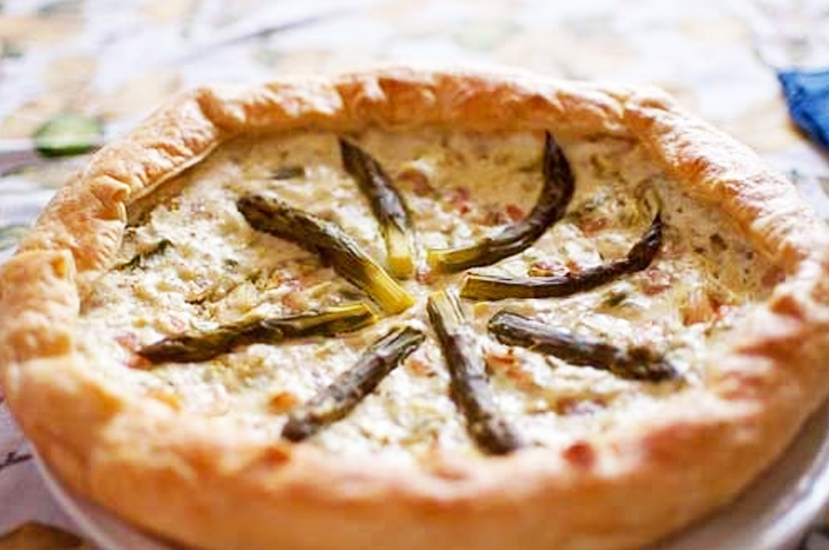 Torta salata di sgombri e asparagi
