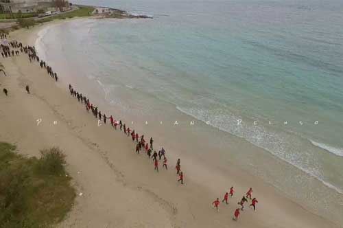 “No” alle trivelle: flash mob sulla spiaggia di Porto Cesareo