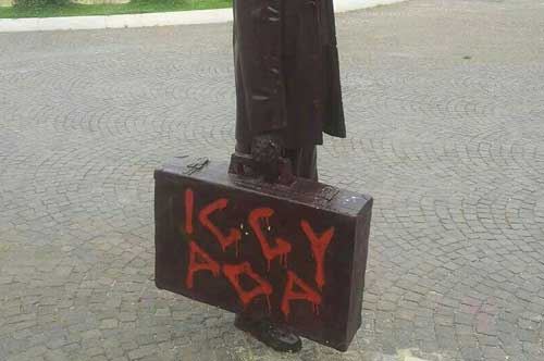 Foggia, statua del viaggiatore e San Francesco imbrattati da facinorosi Foggia, statua del viaggiatore e San Francesco imbrattati da facinorosi