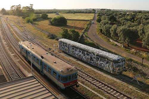 Gagliano del Capo, il vecchio vagone abbandonato rivive nella street art