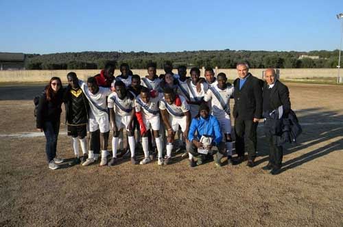 I migranti del calcio conquistano il campionato “Juniores”: il Talsano Africa United e una storica vittoria I migranti del calcio conquistano il campionato “Juniores”: il Talsano Africa United e una storica vittoria