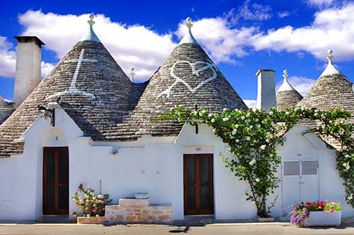 Alberobello, l’amministrazione ai cittadini: “Tinteggiate i trulli”