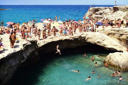 “Meno ombrelloni, la Grotta della Poesia è a rischio” “Meno ombrelloni, la Grotta della Poesia è a rischio”