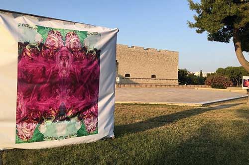 Frida Kahlo, un omaggio nei giardini del Castello di Barletta