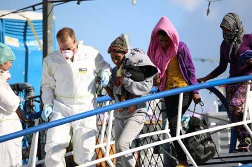 Sbarca al porto di Taranto, giovane migrante partorisce d’urgenza