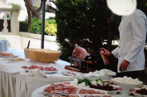 Insetticida sul cibo, la foto inchioda un cameriere di Otranto