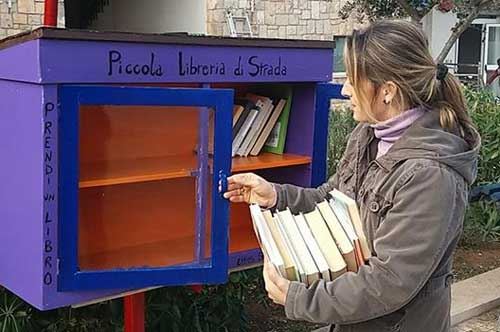 Serranova, c’è una libreria di strada di fronte al mare: le foto