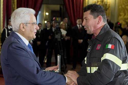 40 eroi civili premiati da Mattarella, c’è il vigile del fuoco dello scontro ferroviario