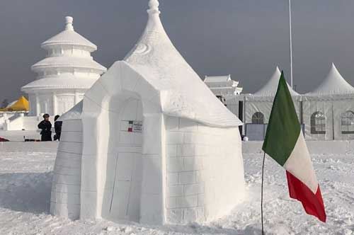 Alberobello conquista la Cina con una scultura di neve dei trulli