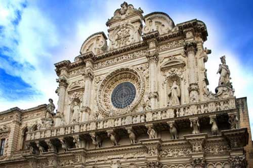 Lecce, c’è un ascensore per ammirare la Basilica “ingabbiata”