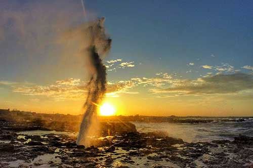 Effetto “geyser” e vento, il mare emoziona a Roca Effetto “geyser” e vento, il mare emoziona a Roca