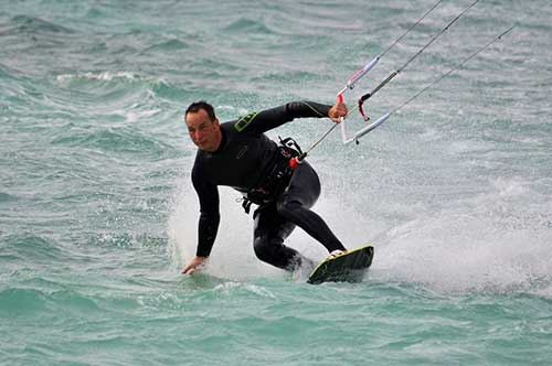 Porto Cesareo, vento d’estate: kitesurfers e windsurfers all’opera