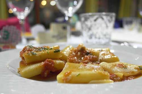 Paccheri con polpo e patate croccanti su purea di fave
