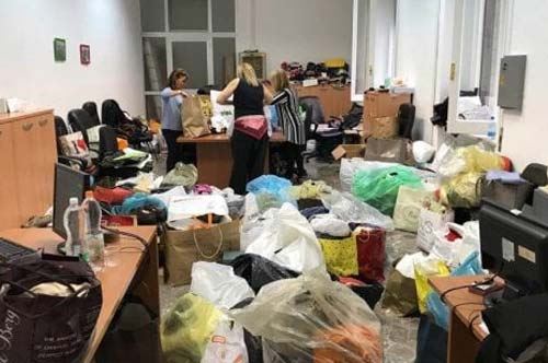 Bari, la città si mobilita per offrire cibo e vestiti a 250 migranti Bari, la città si mobilita per offrire cibo e vestiti a 250 migranti