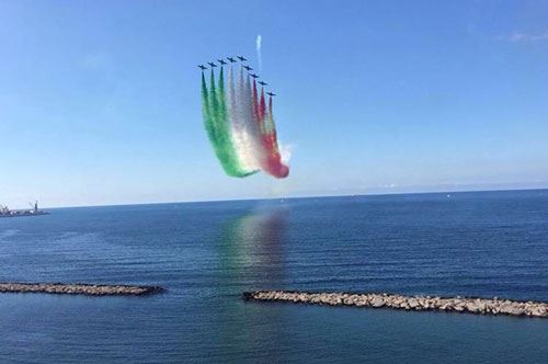 San Nicola, lo spettacolo delle Frecce Tricolori sul cielo di Bari