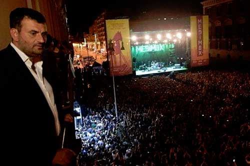 Iggy Pop incanta Bari, il plauso di Renzi a Decaro