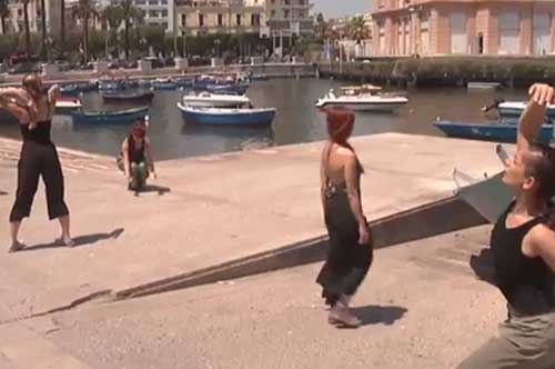 Danzatori sul Molo di San Nicola a Bari, arte e musica in un luogo d’eccezione
