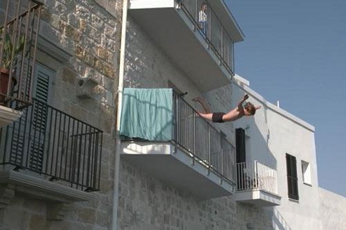Tuffo dal balcone come fuori gara spettacolare al Red Bull Cliff Diving Tuffo dal balcone come fuori gara spettacolare al Red Bull Cliff Diving