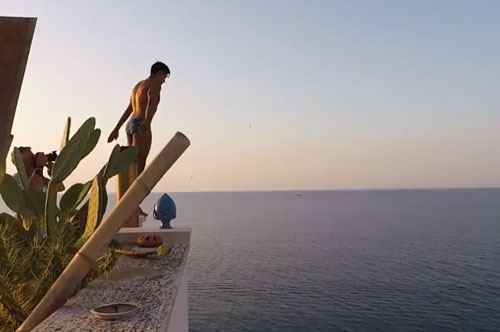 Nuovo spot di Red Bull Cliff Diving dopo il tuffo dal balcone a Polignano