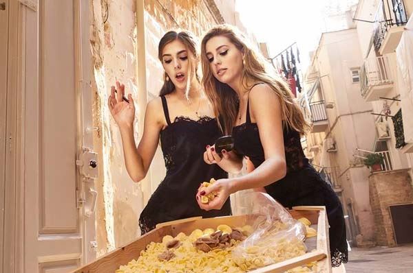 Dolce&Gabbana, le figlie di Stallone passeggiano a Bari Vecchia Dolce&Gabbana, le figlie di Stallone passeggiano a Bari Vecchia