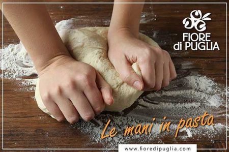 mani in pasta