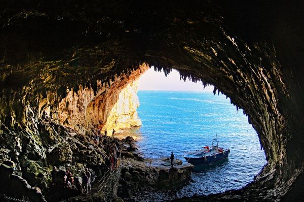 Fenomeni di carsismo in Puglia, grotte, doline, caverne e coste rocciose