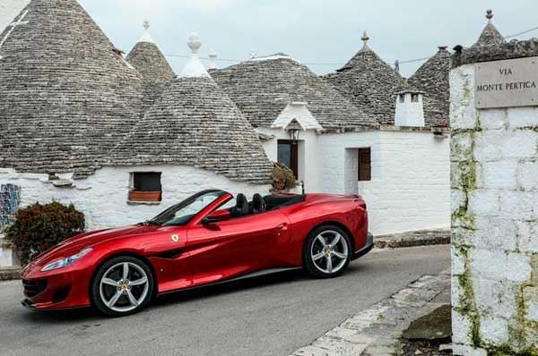Ferrari tra le vie della Puglia: la nuova Portofino presentata ad Alberobello