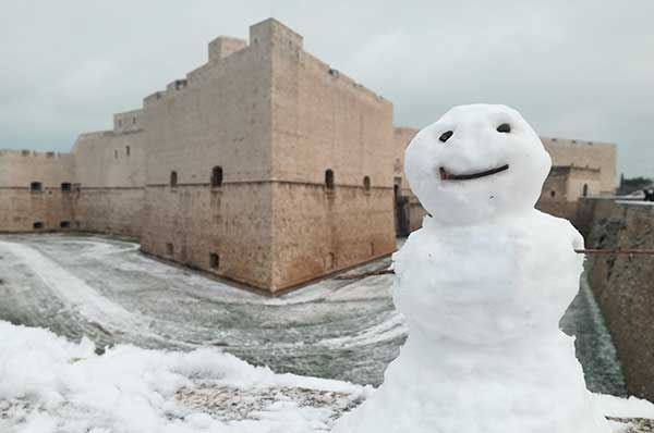 Come vive la neve un pugliese? Armato di panzerotti caldi attende il sole