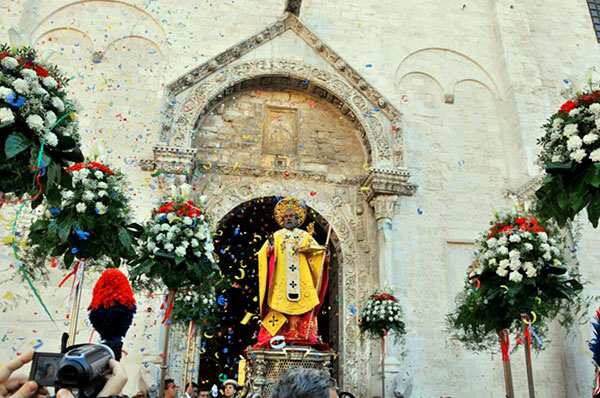 San Nicola emerge dai mari di Bari, statua per il Patrono di Bari