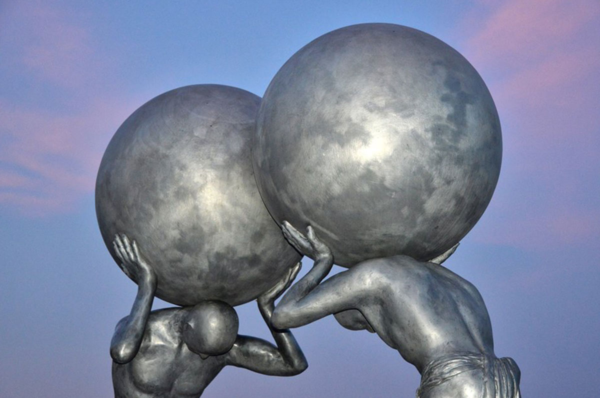 Incontro al vertice, la scultura che si erge sul lungomare di Manfredonia Incontro al vertice, la scultura che si erge sul lungomare di Manfredonia