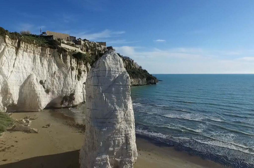 Il murale di Cristalda e Pizzomunno la leggenda di Vieste diventa street art Il murale di Cristalda e Pizzomunno la leggenda di Vieste diventa street art