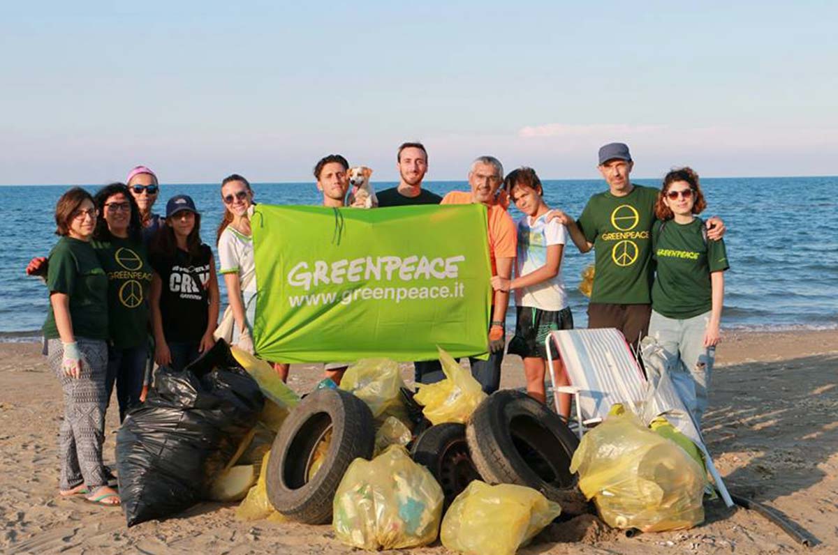 Greenpeace a Barletta raccolta plastica e brand audit del gruppo locale
