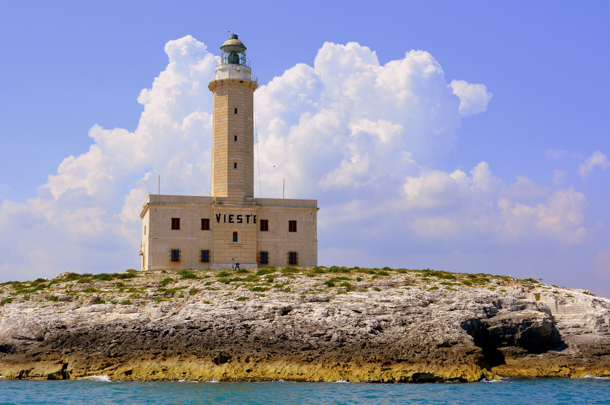 Fari di Puglia, viaggio tra i più affascinanti e curiosi della regione Fari di Puglia, viaggio tra i più affascinanti e curiosi della regione
