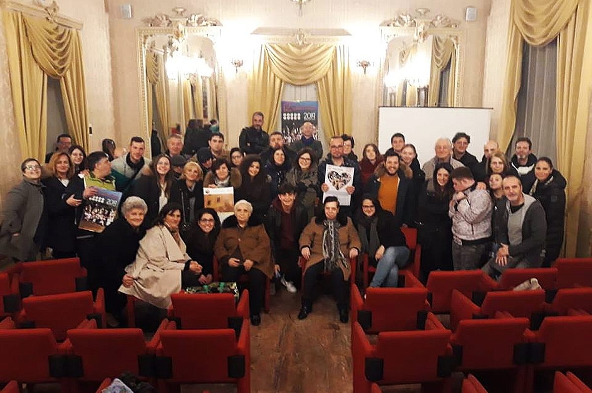 Calendario “12 Sorrisi d’amore e sorridi tutto l’anno” per aiutare i bisognosi