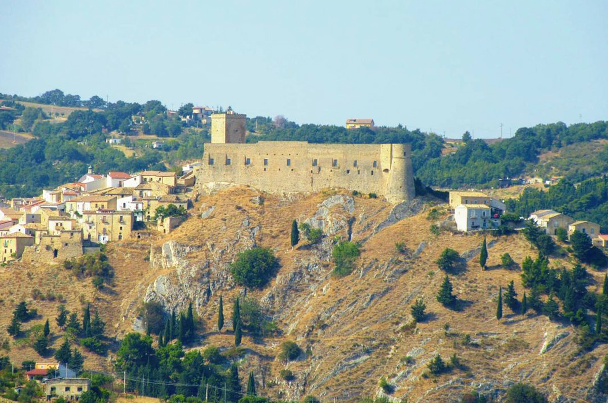 Castello di Deliceto, storia della fortezza che predomina la città Castello di Deliceto, storia della fortezza che predomina la città
