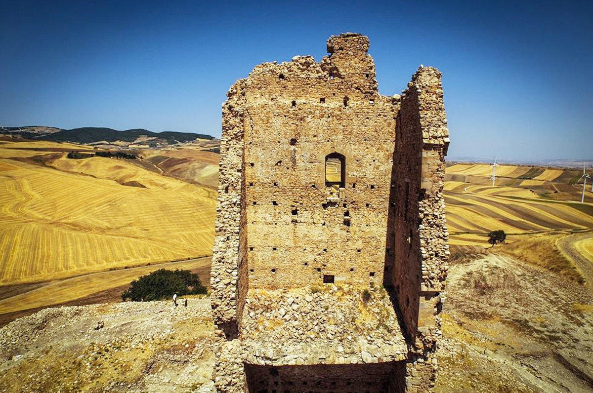Sedia del Diavolo, l’affascinante rudere dell’antica Montecorvino Sedia del Diavolo, l’affascinante rudere dell’antica Montecorvino