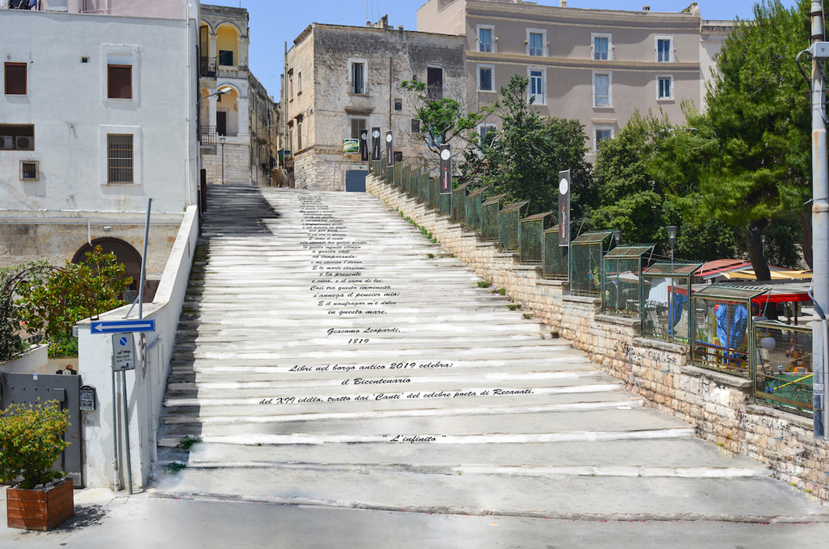 Bisceglie, scalinata con i versi de “L’infinito” in omaggio a Leopardi