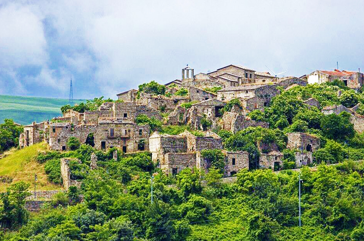 Rione Fossi di Accadia, la città fantasma di Puglia