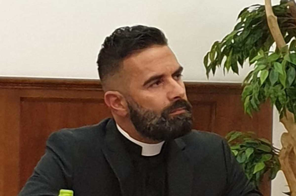 Cosimo Schena, il prete-poeta che sta spopolando su Spotify