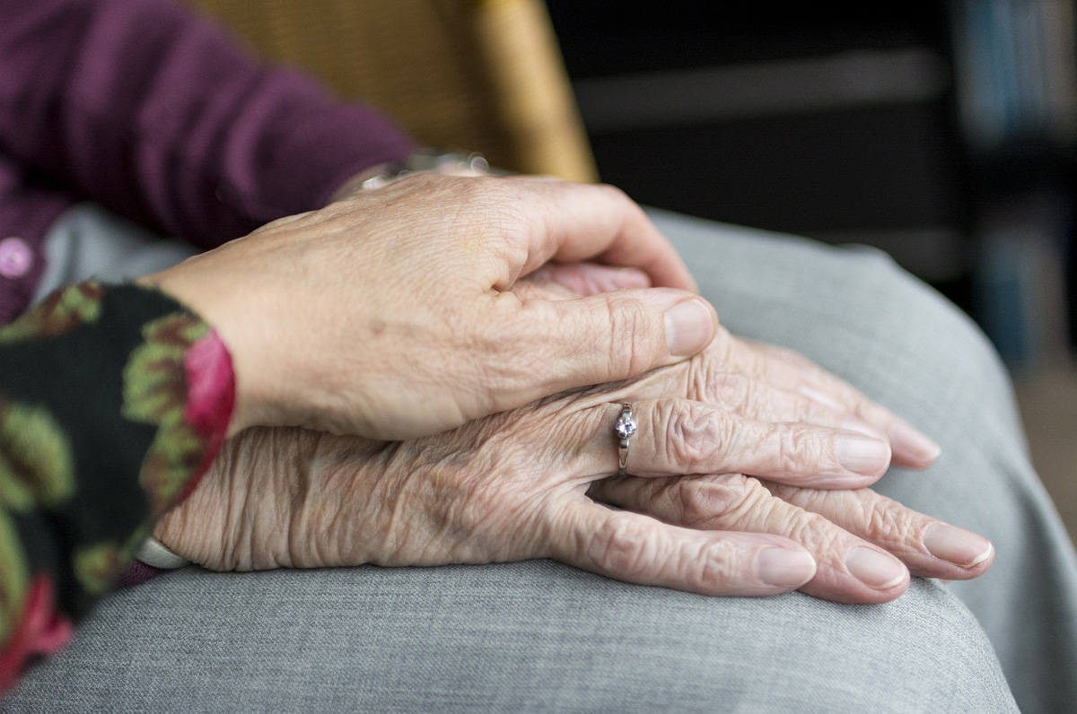 In casa per derubare 83enne, lei si sente male e lui la soccorre In casa per derubare 83enne, lei si sente male e lui la soccorre