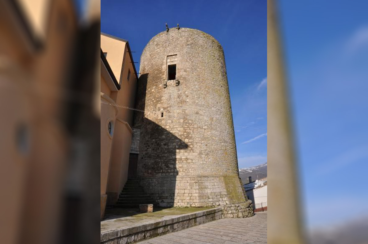 Torre bizantina, gioiello architettonico di Castelluccio Valmaggiore Torre bizantina, gioiello architettonico di Castelluccio Valmaggiore
