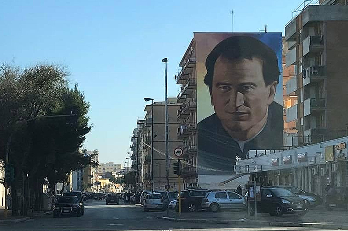 Foggia, nel quartiere Candelaro un murale dedicato a Don Bosco Foggia, nel quartiere Candelaro un murale dedicato a Don Bosco